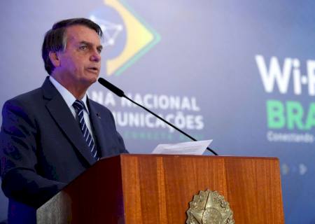 Bolsonaro defende liberdade e cogita decreto de livre circulação