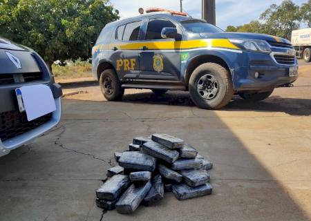 Vídeo: Casal é preso com 40 tabletes de cocaína em Água Clara