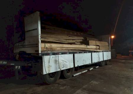 Polícia Ambiental apreende bitrem com carga de madeira ilegal descarregando em madeireira na cidade de Ivinhema