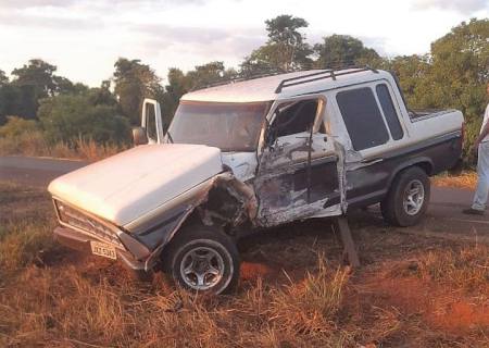 Vídeo: Caminhonetes colidem violentamente na MS-473 em Taquarussu
