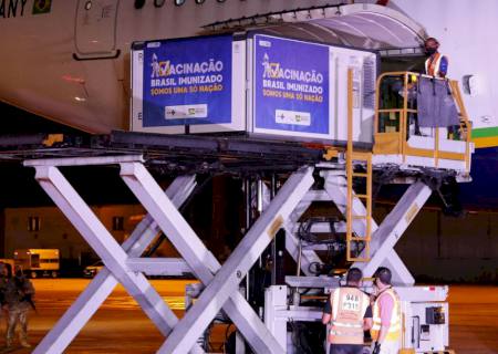 Fiocruz recebe nova remessa de insumo para produção de vacina