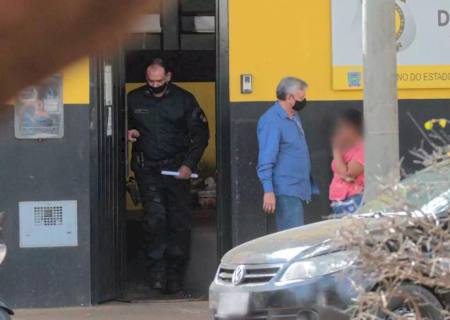 Ivan coloca tornozeleira, nega extorsão e diz que dinheiro apreendido é de carro