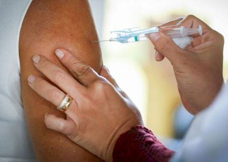 Ministério da Saúde recebe 1 milhão de doses de vacina contra covid-19