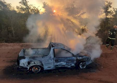 Bombeiros combatem fogo em picape na Teijin