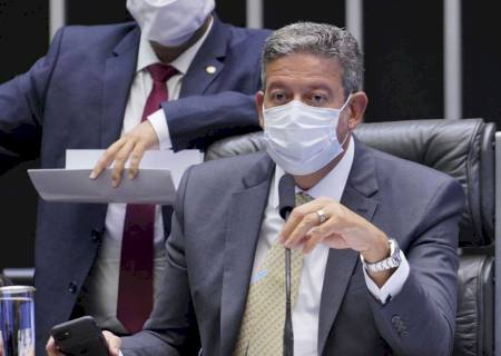 Aprovado texto-base de projeto que permite empresas comprarem vacinas