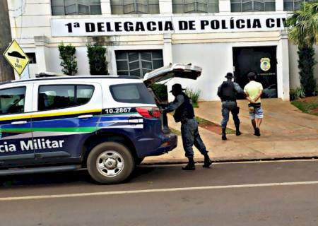 Após denúncia, Força Tática prende homem com facas que abordava pessoas pedindo dinheiro
