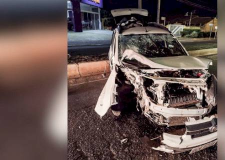 Carro colide em poste de iluminação e casal é socorrido em estado grave na Capital