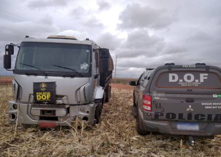 Vídeo: Ao ver DOF, dupla abandonada caminhão carregado com cigarros contrabandeados