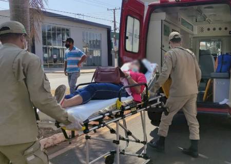 Colisão deixa motociclista ferida na Moura Andrade