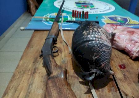 Vídeo: Polícia Ambiental surpreende caçador com tatu abatido e carne de sucuri, armas e munições