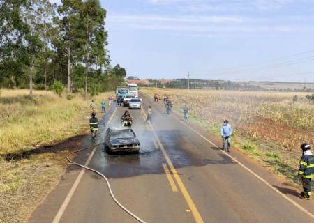 Vídeo: Carro fica destruído ao pegar fogo na MS-473 em Nova Andradina