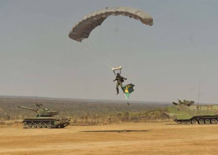 Forças Armadas realizam demonstração simulada de operação militar