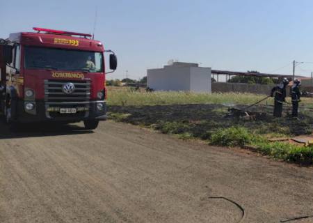 Vídeo: Fogo em terreno queima cabine de veículo em Nova Andradina