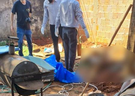 Corpo de mulher é encontrado enterrado em cova rasa no quintal da casa do ex-marido