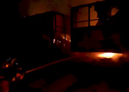 Roda trava, provoca incêndio e destrói bitrem em Casa Verde