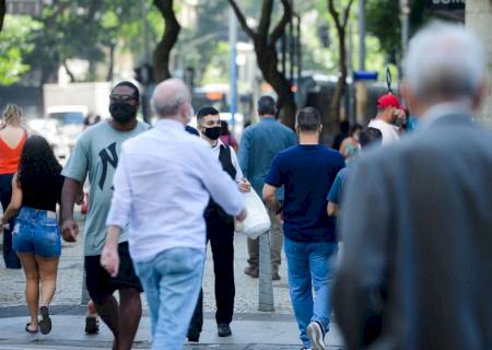 Média de mortes por covid-19 tem queda de 32% em um mês no país