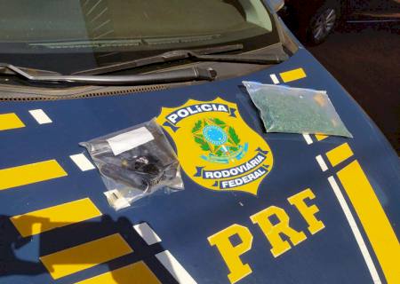 PRF apreende pacote de esmeraldas e prende dois homens em Rio Brilhante