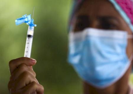 Proteção de vacinas contra covid diminui após 6 meses, mostra estudo