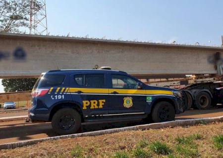 PRF flagra caminhão transportando vigas de concreto com documentação irregular na BR-267