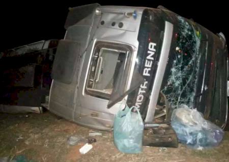 Motorista é arremessado de cabine de caminhão e morre em acidente na BR-163