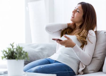 Uso incorreto do celular pode impactar a coluna vertebral