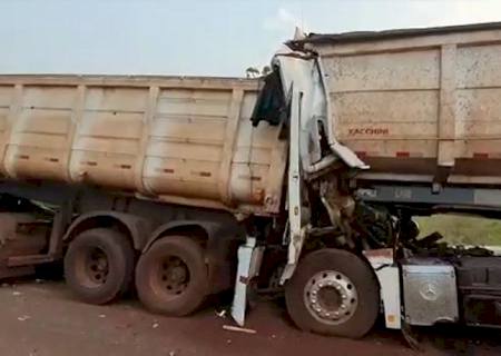 Motoristas morrem em engavetamento entre quatro caminhões em rodovia de MS