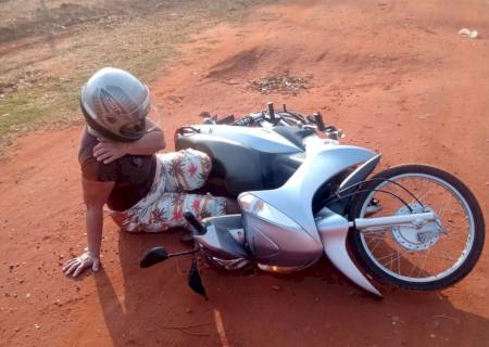 Em Nova Andradina, motociclista sofre queda ao passar por um buraco