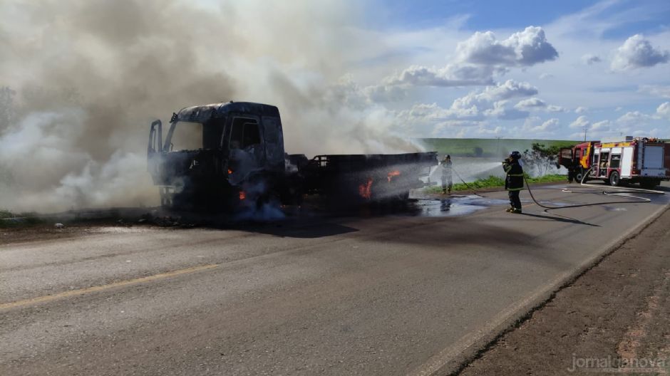 Vídeo: Em Nova Andradina, caminhão pega fogo e causa congestionamento na rodovia MS-134