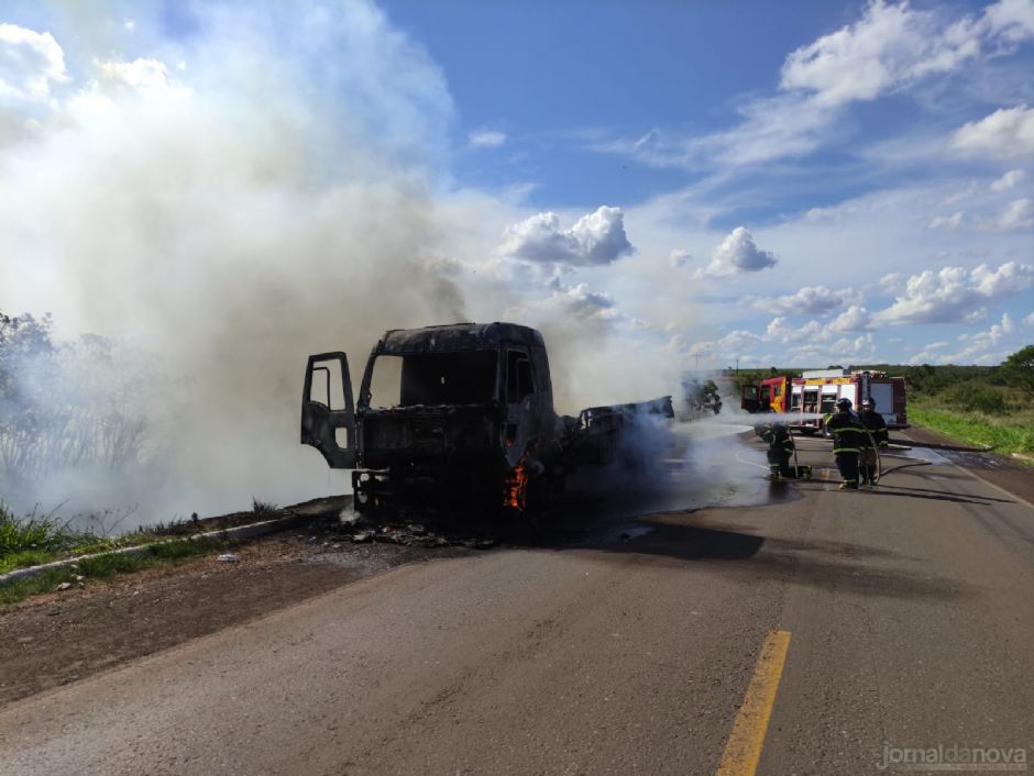Vídeo: Em Nova Andradina, caminhão pega fogo e causa congestionamento na rodovia MS-134