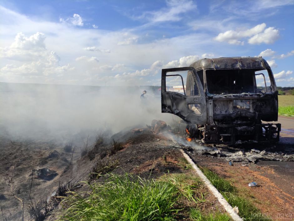 Vídeo: Em Nova Andradina, caminhão pega fogo e causa congestionamento na rodovia MS-134