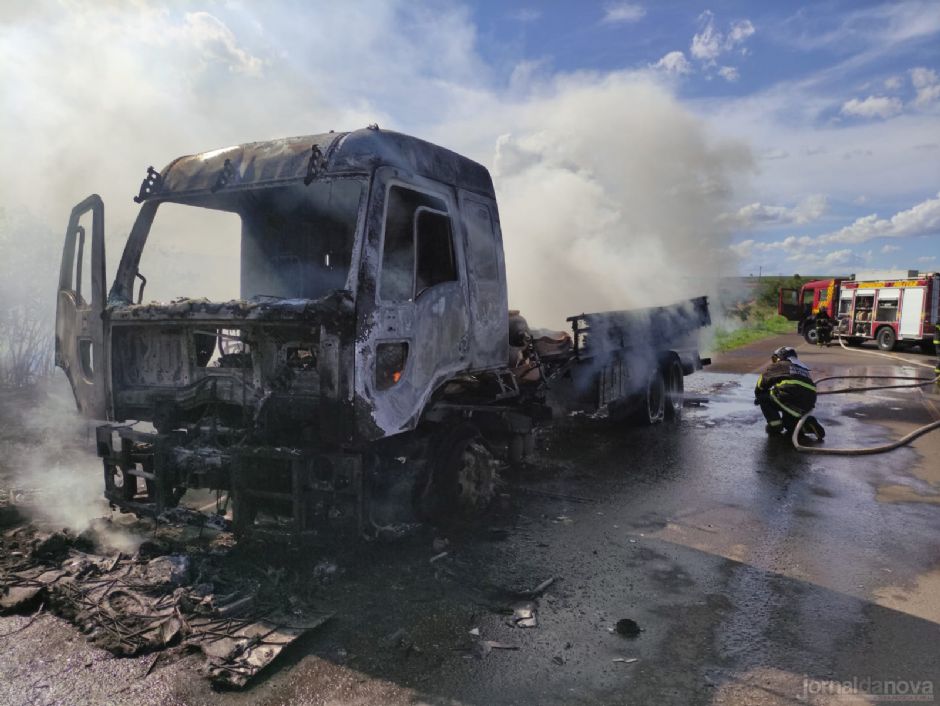 Vídeo: Em Nova Andradina, caminhão pega fogo e causa congestionamento na rodovia MS-134