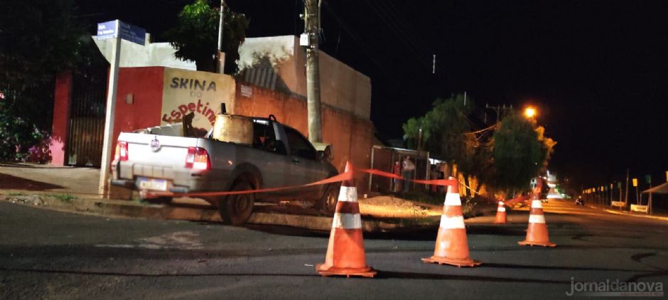 Em Nova Andradina, carro desgovernado bate de frente em poste de energia elétrica
