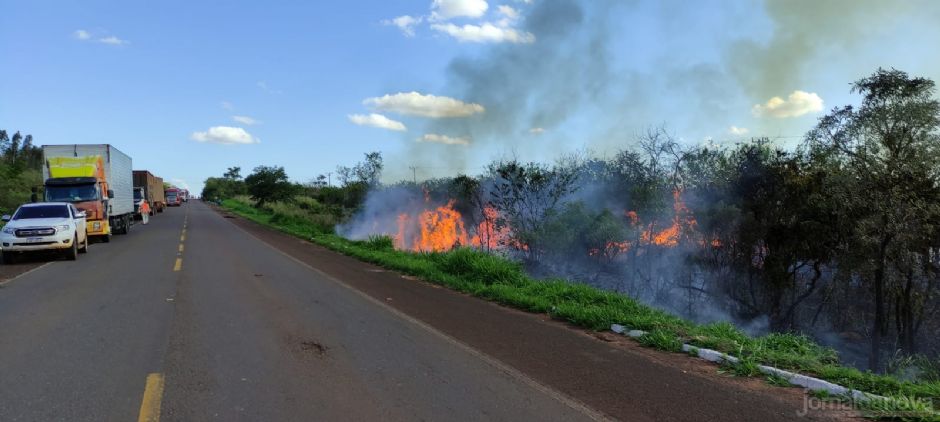 Vídeo: Em Nova Andradina, caminhão pega fogo e causa congestionamento na rodovia MS-134