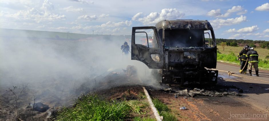 Vídeo: Em Nova Andradina, caminhão pega fogo e causa congestionamento na rodovia MS-134