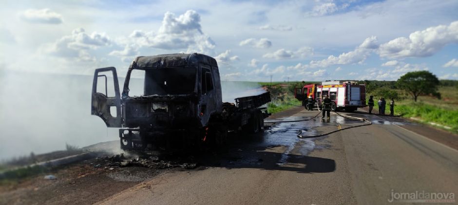 Vídeo: Em Nova Andradina, caminhão pega fogo e causa congestionamento na rodovia MS-134