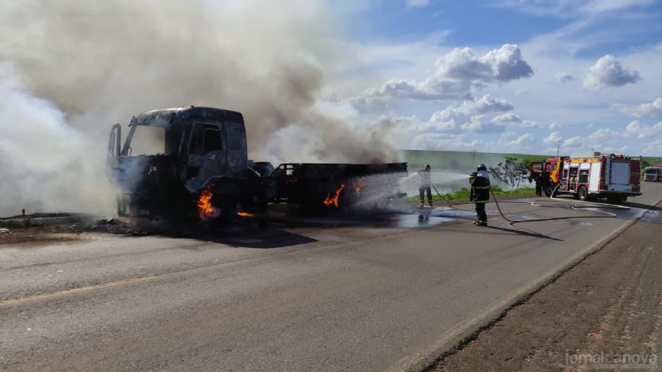 Vídeo: Em Nova Andradina, caminhão pega fogo e causa congestionamento na rodovia MS-134