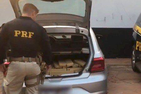 Vídeo: Manobra suspeita leva PRF abordar carro que transportava mais de 250 kg de maconha