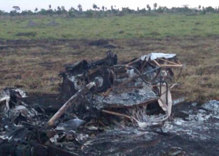 Helicóptero ficou destruído pelo incêndio após queda em Batayporã