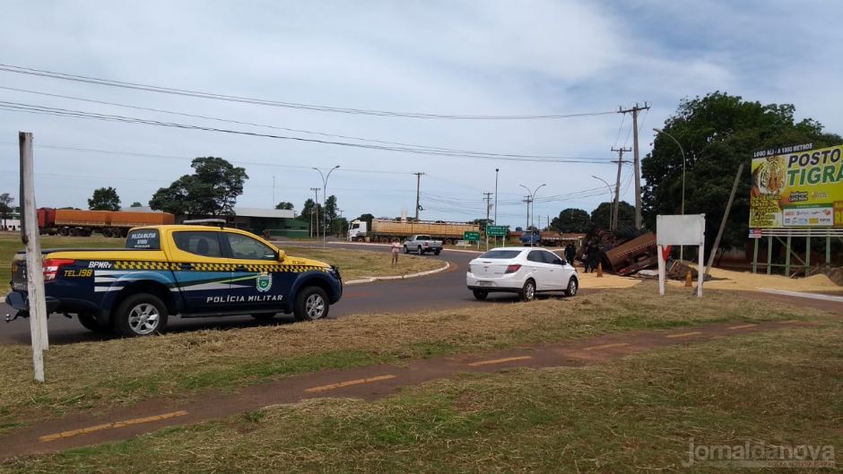 Carreta carregada com soja tomba ao contornar rotatória em Batayporã