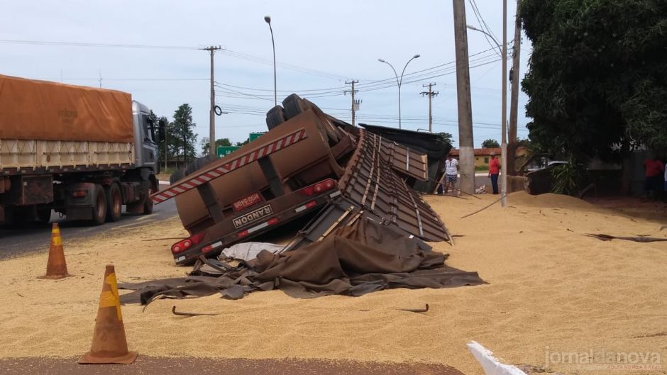 Carreta carregada com soja tomba ao contornar rotatória em Batayporã