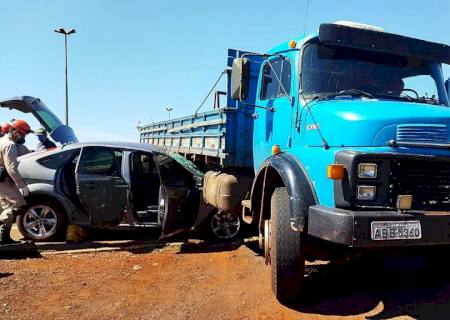 Motorista de carro fica ferida ao colidir em caminhão na BR-163 em Dourados