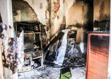 Curto-circuito causa incêndio e queima parte de residência na Capital