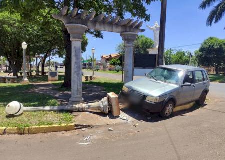 Condutor embriagado é preso pela Polícia Militar após derrubar poste de iluminação em Anaurilândia