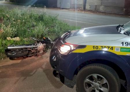 Motociclista sem habilitação foge da Polícia Militar e sofre queda em Nova Andradina