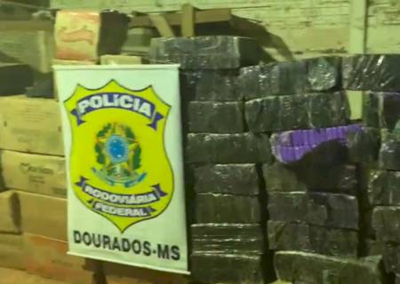 Vídeo: PRF estoura entreposto do tráfico com 3 ton de maconha em Amambai