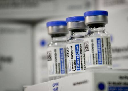 Brasil recebe 1 milhão de doses da vacina Janssen