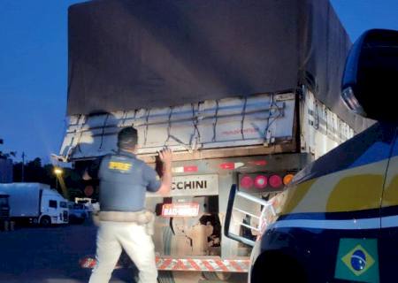 PRF encontra caminhão carregado com cigarros contrabandeados em Itaquiraí