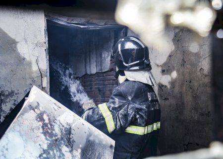 Incêndio destrói residência em Campo Grande