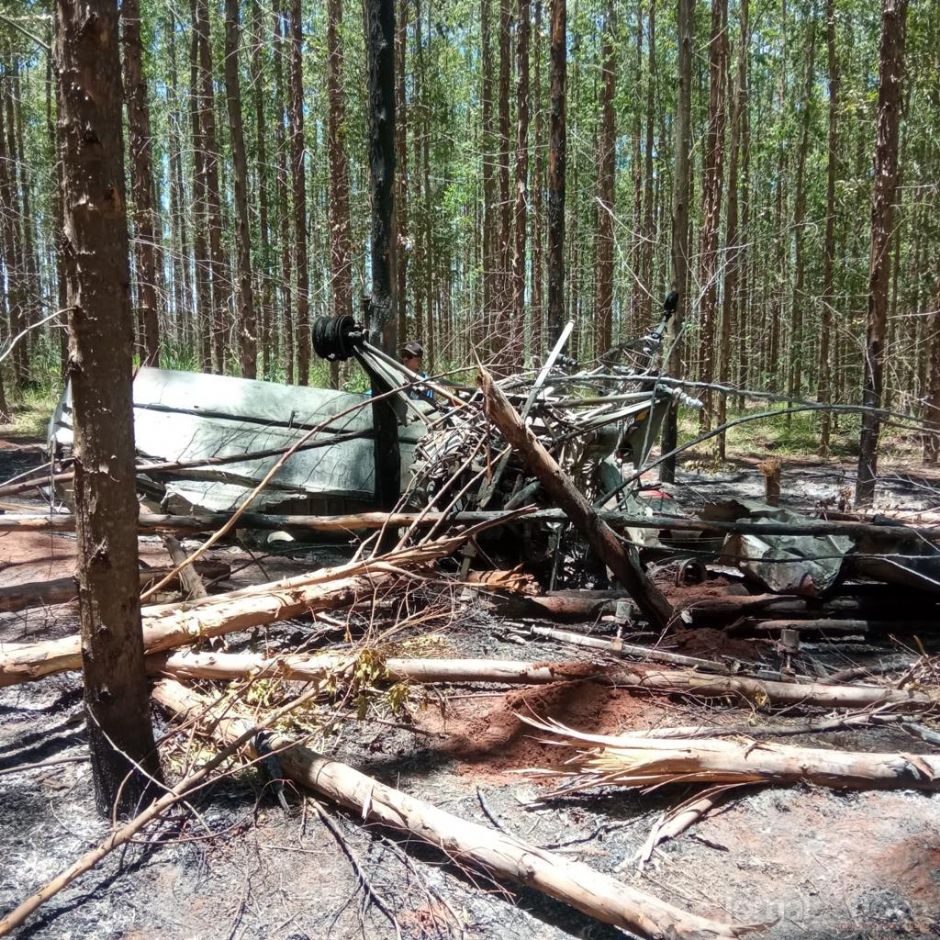 Avião de pequeno porte cai em fazenda na cidade de Santa Rita do Pardo