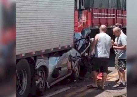 Caminhonete é prensada entre duas carretas e uma pessoa morre na BR-158